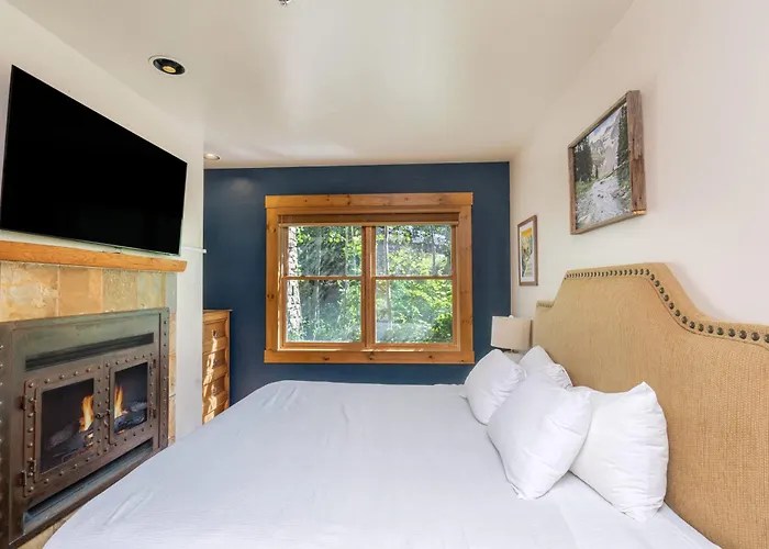 Bright 1Br Condo - Walk To Gondola!