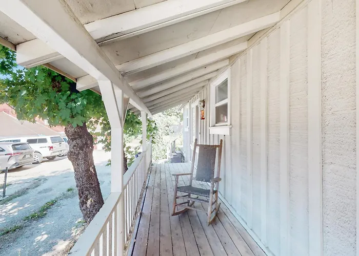 Walk To Town! Dog-Friendly Quincy Getaway W/ Deck