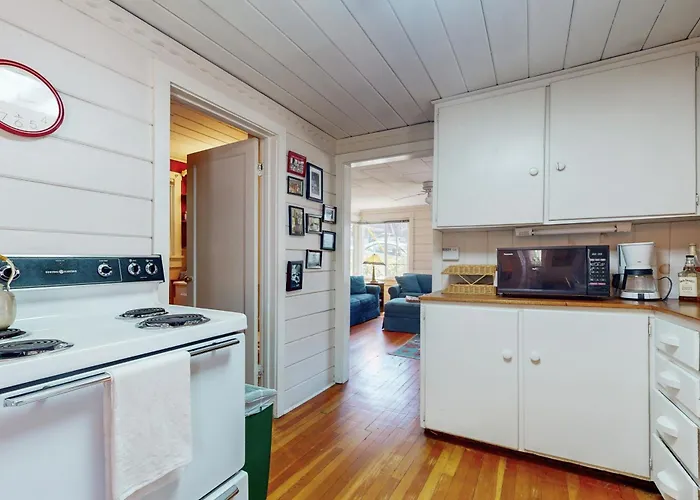 Walk To Town! Dog-Friendly Quincy Getaway W/ Deck