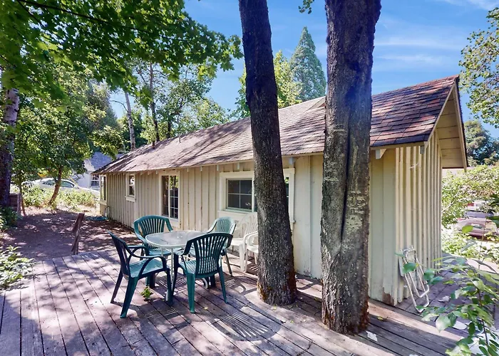 Walk To Town! Dog-Friendly Quincy Getaway W/ Deck