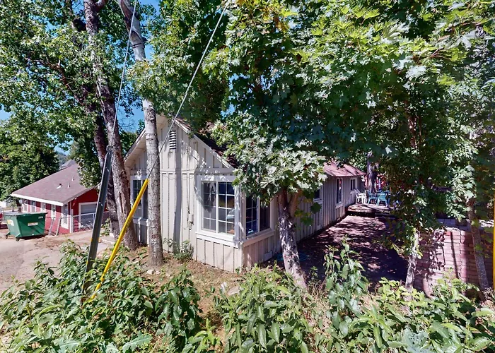 Walk To Town! Dog-Friendly Quincy Getaway W/ Deck