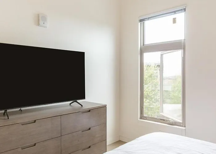 Landing Modern Apartment With Amazing Amenities