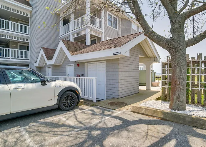 Breezy Oak Bluffs Condo - Steps To Inkwell Beach!