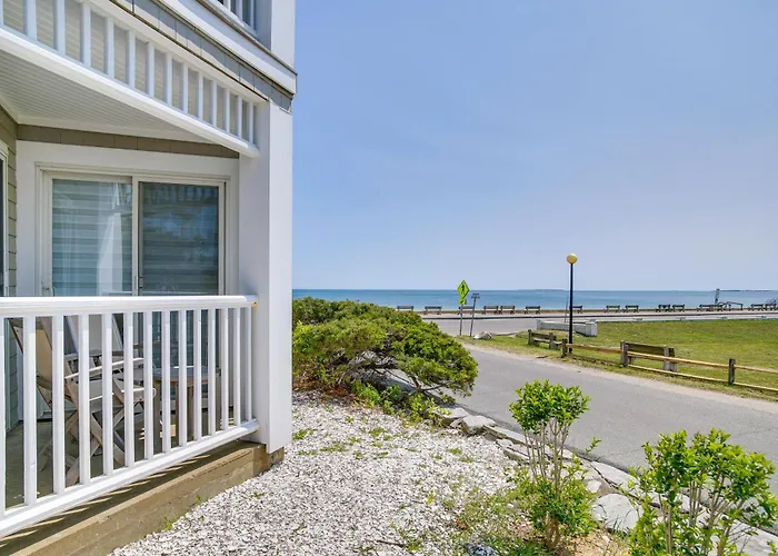 Breezy Oak Bluffs Condo - Steps To Inkwell Beach!