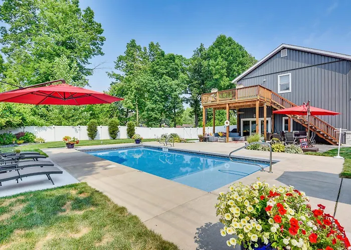 Benton Harbor Apt W/ Balcony + Fire Pit