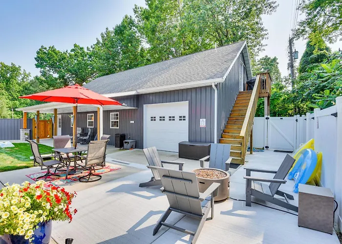 Benton Harbor Apt W/ Balcony + Fire Pit