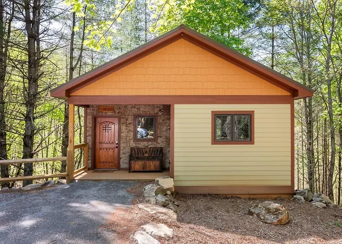 Maple Treehouse Cabin - Rustic Luxury Near Asheville