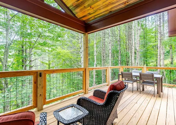 Poplar Treehouse - Rustic Luxury
