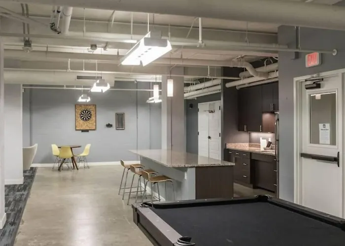 Large 1 Bed Apt In The Heart Of Downtown