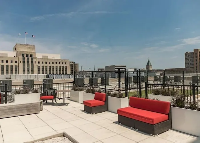 Stunning Downtown Studio With Rooftop Patio