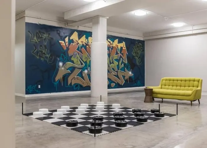 Large 1 Bed Apt In The Heart Of Downtown