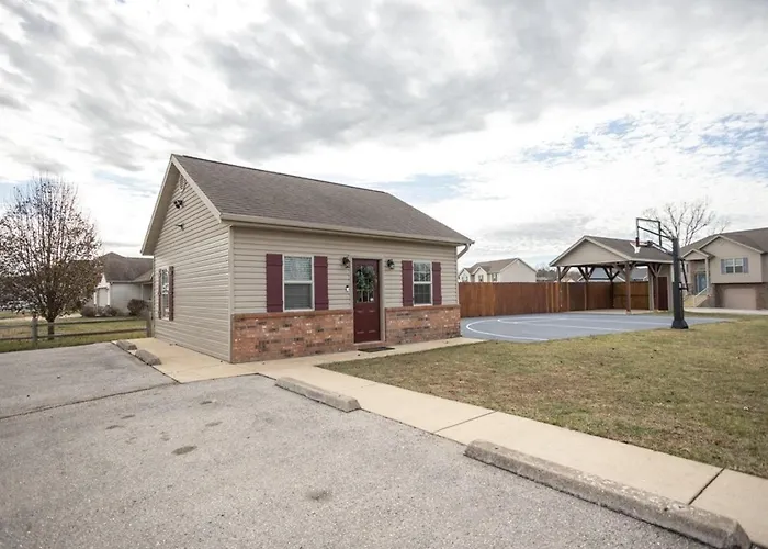 Tiny Home With Hot Tub Near Ft Leonard Wood!