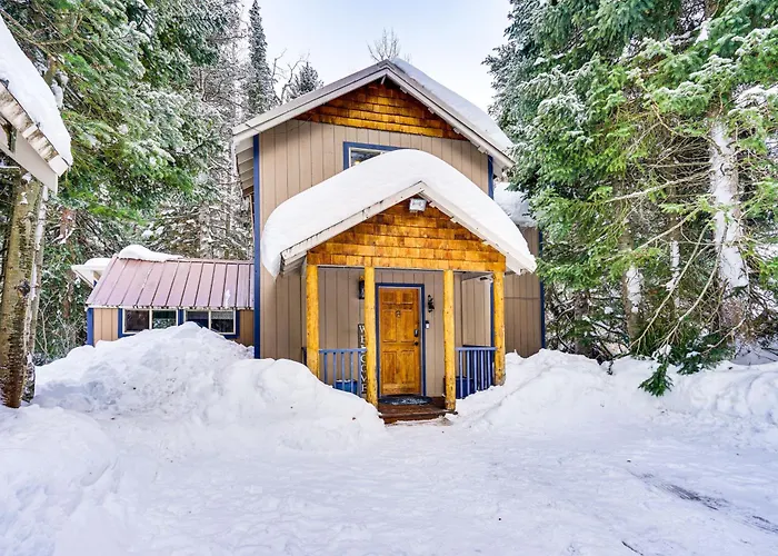 Solitude Mountain Cabin: Creek-Side View & Hot Tub