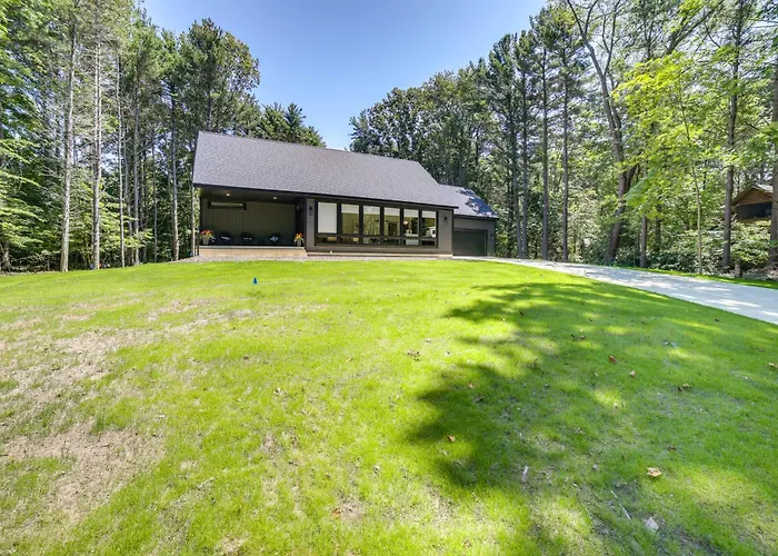 Fennville Vacation Rental: Seasonal Heated Pool!