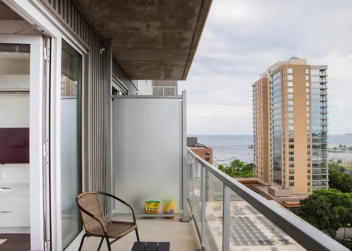 Luxury Studio Apt Near Brady St With Balcony And Lake View