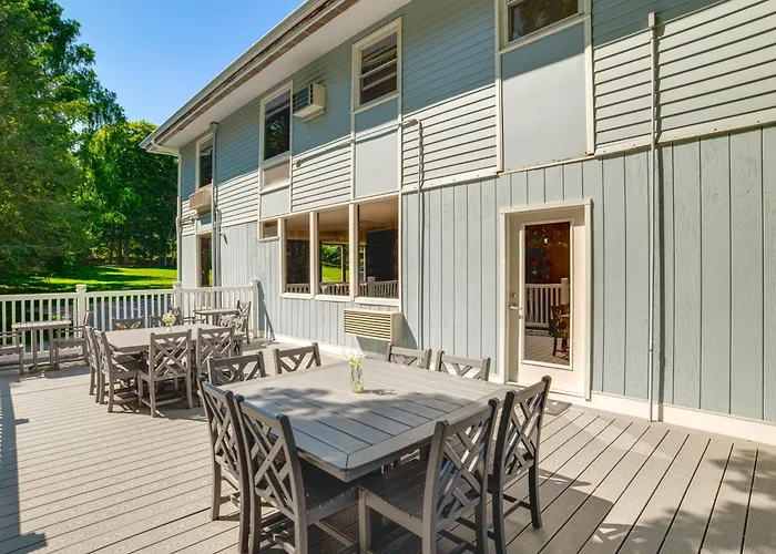 Massive Roscoe Retreat: Great For Large Groups!