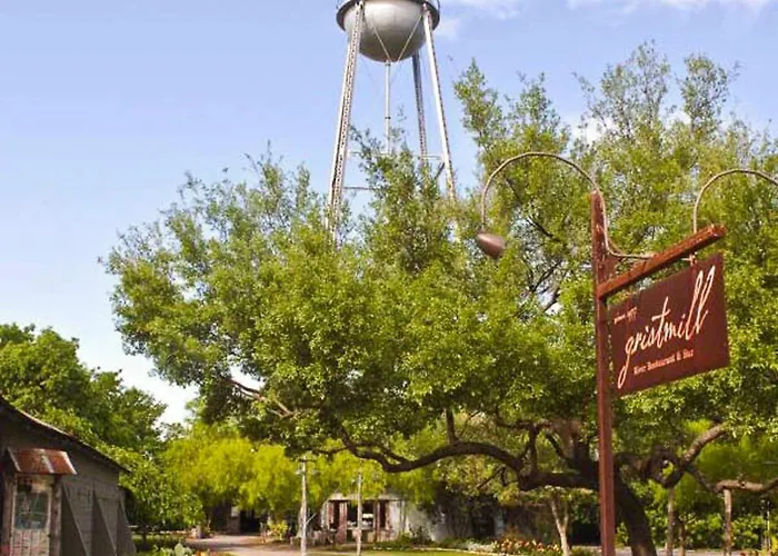 Whiskey River - Texas Music Theme In Historic Gruene, Riverfront On The Guadelupe River