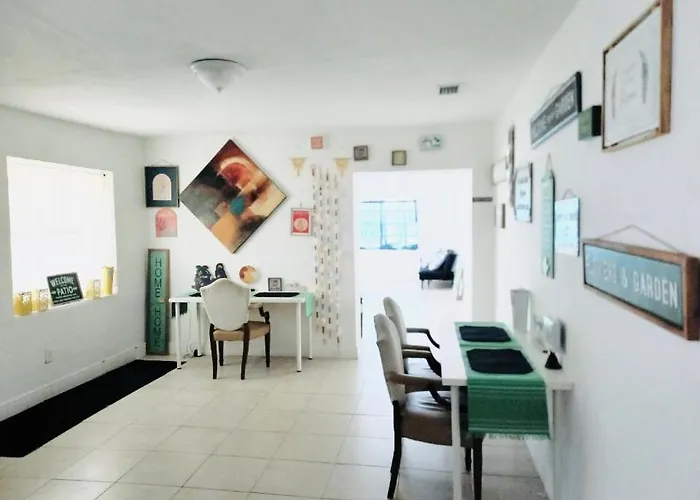 The Hollywood International Hostel - 24 Hour Check In - Under New Management