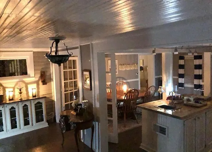 515Escape - Near Downtown, Private Backyard, Firepit, Bbq, Fun!