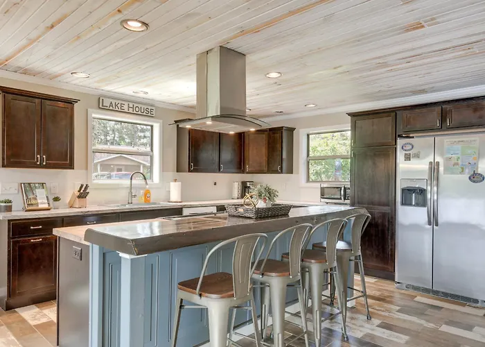Tranquil Lakefront Cabin: Fire Pit, Grill & Patio
