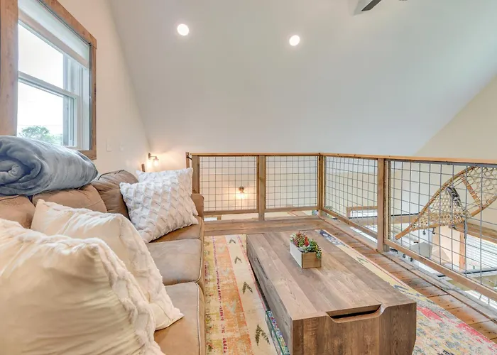 Historic Charm + Modern Luxury: 6 Mi To Stowe Mtn