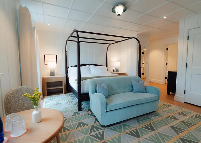 Canoe Place Inn & Cottages