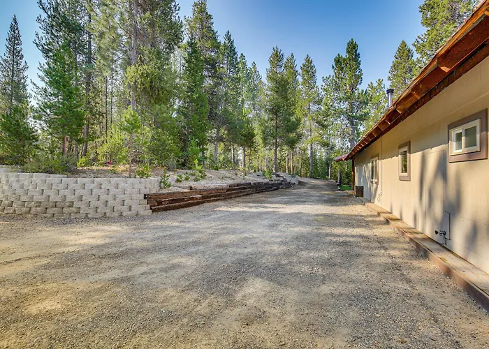 Woodsy Cabin Retreat ~ 4 Mi To Crescent Lake!