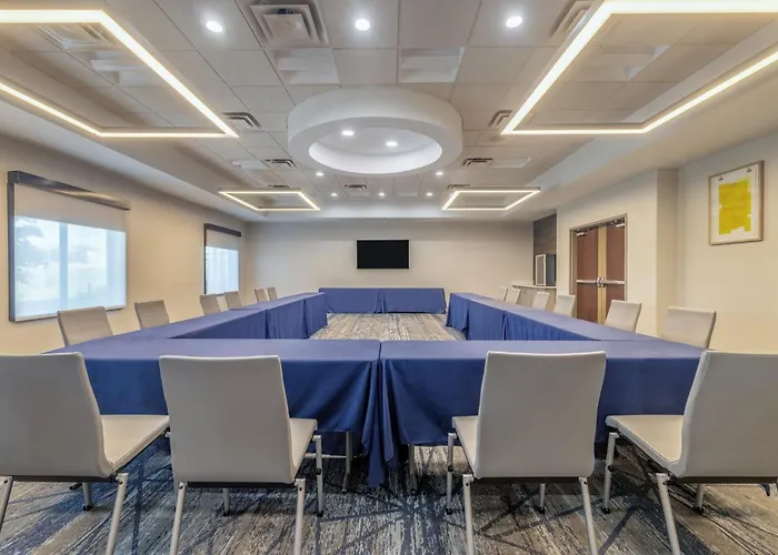 Holiday Inn Express & Suites Kansas City Airport By Ihg