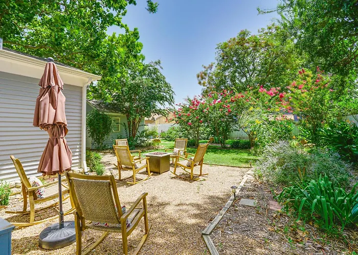 Granbury Home W/ Fire Pit, Walk To The Square!