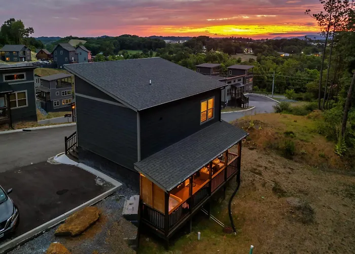 Family Or Couple Retreat Next To Downtown, Dollywood & Smoky Mountains!