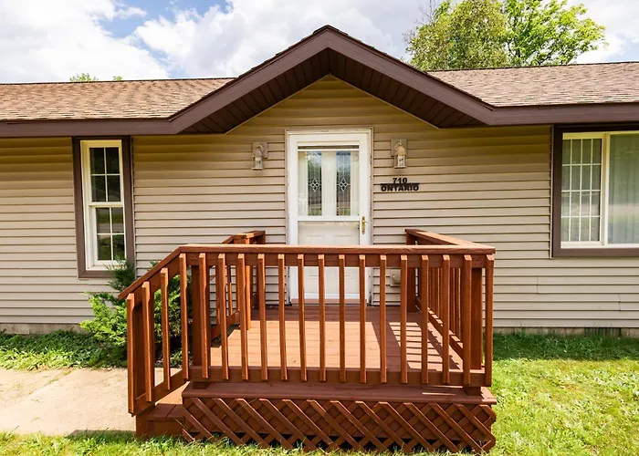 Indoor Hot-Tub! Spacious & Updated Mqt Township Home!