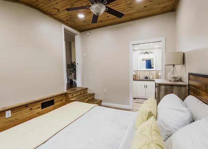Spacious & Updated Mqt Home - Hottub - Backyard