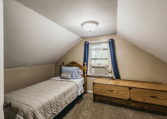 Spacious & Updated Mqt Home - Hottub - Backyard