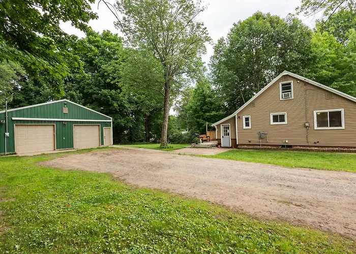 Spacious & Updated Mqt Home - Hottub - Backyard