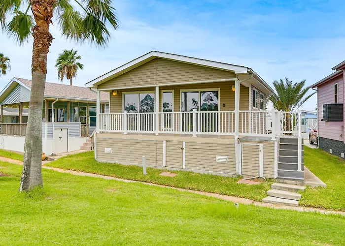 5 Mi To Beaches: Sunny Port Isabel Golf Retreat
