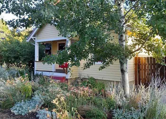 Cute 2-Bed Home, 3 Blocks From Downtown Bozeman, With A Large Yard!