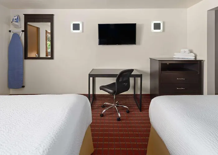 Travelodge By Wyndham Manhasset
