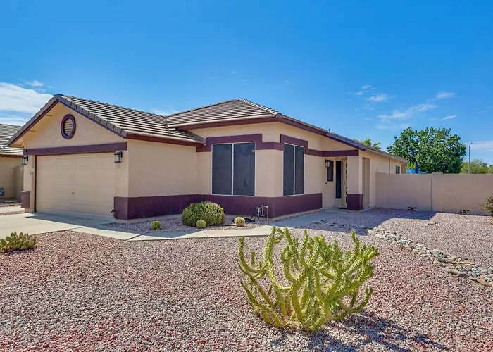 Patio + Fire Pit: Peoria Getaway Near Golfing!