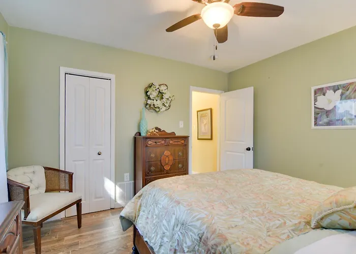 Riverfront Getaway W/ Hot Tub & Game Room!