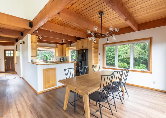 Stylish Deception Pass Retreat With Bay Views