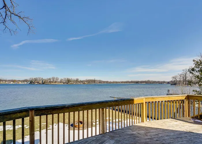Spacious Lakefront Home In White Lake