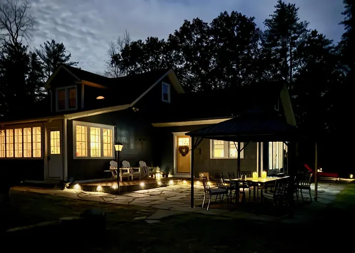 1890 Capecod Farmhouse:Charming, Private, Spacious