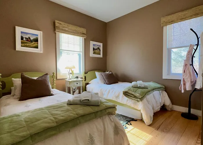 1890 Capecod Farmhouse:Charming, Private, Spacious