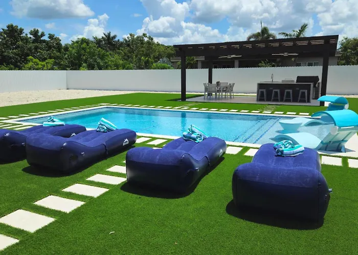 Sunny Oasis With Private Pool