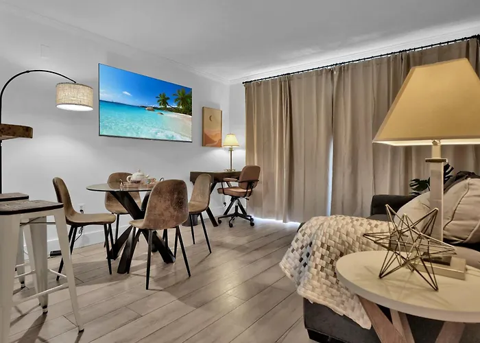 Serene Cozy Retreat With Balcony Free Parking