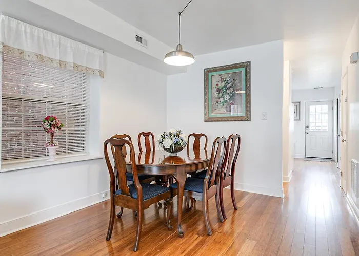 Peaceful & Spacious Family Home Near Carytown Fully Fenced