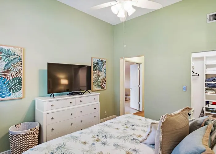 Gorgeous Updated 2 Bedroom Lake View Unit In
