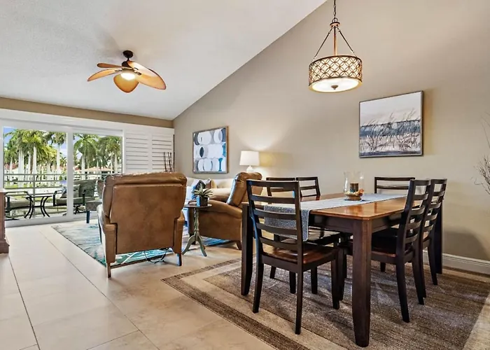 Gorgeous Updated 2 Bedroom Lake View Unit In