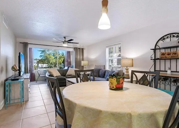 2Bed/2Bath Condo Next To Siesta Key ~A Hidden Gem