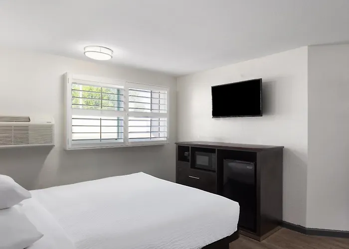 Ramada By Wyndham Medford Airport North